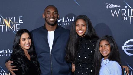 Familie Bryant im Februar 2018. Kobe Bryant mit seiner Frau Vanessa und den Töchtern Natalia and Gianna, die ebenfalls bei dem Unglück ums Leben kam.