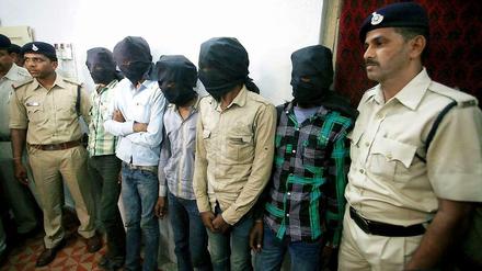 Fünf der Verdächtigen auf einem Polizeirevier in der Indischen Stadt Datia.