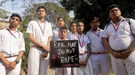 "Real Man Do Not Rape" (Echte Männer vergewaltigen nicht) steht auf einem Schild von Studenten, die nach der Vergewaltigung einer Nonne gegen Gewalt gegen Frauen in Indien demonstrieren. 