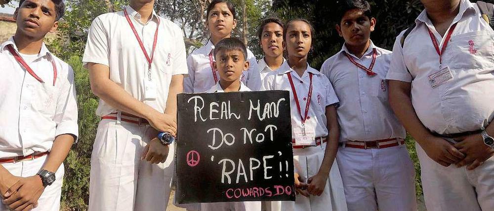 "Real Man Do Not Rape" (Echte Männer vergewaltigen nicht) steht auf einem Schild von Studenten, die nach der Vergewaltigung einer Nonne gegen Gewalt gegen Frauen in Indien demonstrieren. 