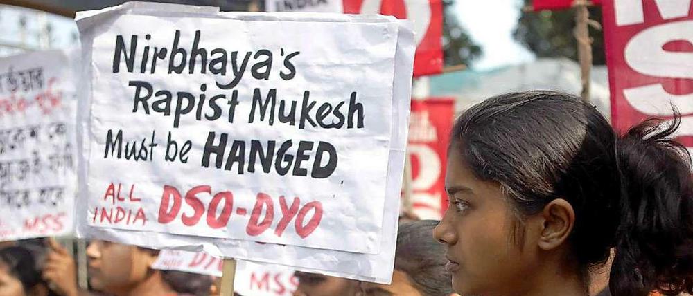 Aufgebrachte Demonstranten fordern den Tod von Vergewaltiger Mukesh Singh am Mittwoch in Kalkutta. 