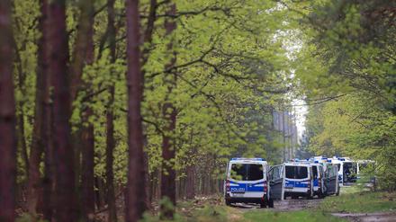 Einsatzfahrzeuge der Polizei sind bei der Suche nach einem Kind im Waldgebiet am Diakoniewerk Wilhelmshof in Stendal (Sachsen-Anhalt) abgestellt. Seit Samstag wird dort nach dem fünfjährigen Mädchen Inga gesucht.