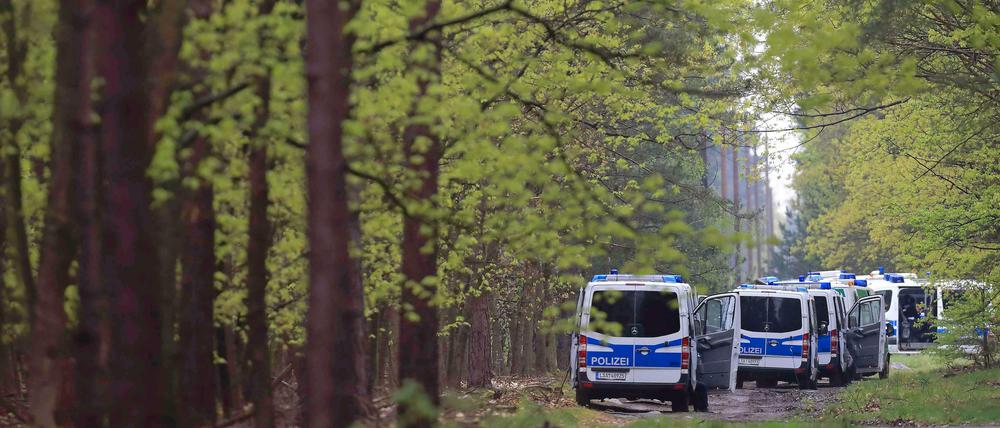 Einsatzfahrzeuge der Polizei sind bei der Suche nach einem Kind im Waldgebiet am Diakoniewerk Wilhelmshof in Stendal (Sachsen-Anhalt) abgestellt. Seit Samstag wird dort nach dem fünfjährigen Mädchen Inga gesucht.
