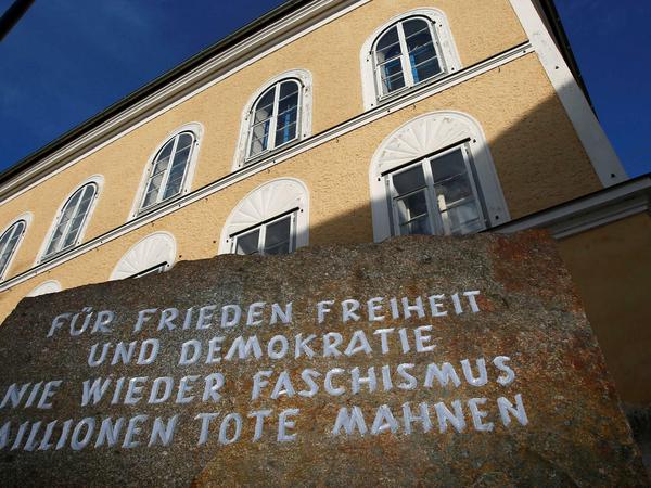 Ein Mahnmal steht vor Hitlers Geburtshaus - ohne ihn zu erwähnen.