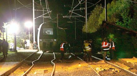 Bei dem Zusammenstoß zwischen einem Zug und einem Lastwagen sind am Mittwochabend mindestens zwei Menschen ums Leben gekommen.