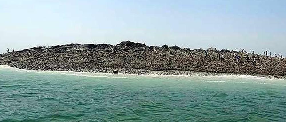 Ein Schlammhaufen erhebt sich vor der Küste von Pakistan.