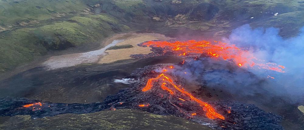 Eine Luftaufnahme der Küstenwache zeigt, wie Lava aus dem Vulkan Fagradalsfjall fließt und Rauch aufsteigt.