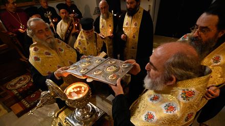 Der König wird während seiner Krönung am 6. Mai vom Erzbischof von Canterbury in einem heiligen Ritual mit dem Öl gesalbt, gesegnet und geweiht.