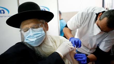 Bis Dienstag wurden nach Angaben des israelischen Gesundheitsministeriums fast eine halbe Million Menschen geimpft, gut fünf Prozent der Bevölkerung. 