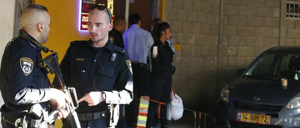 Die israelische Polizei Israeli sichert die einen Tatort, an dem zuvor zwei Menschen mit einem Messer getötet wurden. Es gab am Donnerstag mehrere solche Attacken in Tel Aviv.