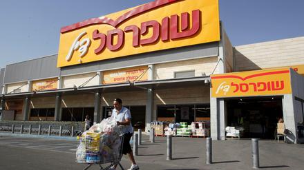 Teures Pflaster. Knapp 20 Cent kostet zum Beispiel ein Schokopudding in Deutschland – umgerechnet 60 Cent sind es in einem israelischen Supermarkt. Dabei liegt der Durchschnittsverdienst pro Jahr und Haushalt laut OECD in Israel mit 20 434 Dollar unter dem Durchschnitt und unter dem Deutschlands (30 721 Dollar).