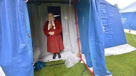Tausende haben die Nacht in Zelten verbracht.