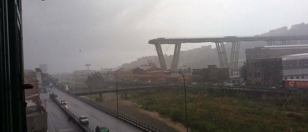 Die eingestürzte Autobahnbrücke bei Genua. 
