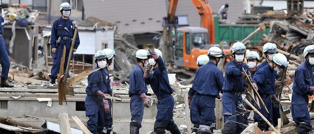 Polizisten beseitigen Schutt in der Unfallzone von Kesennuma. Die Aufräumarbeiten werden noch lange andauern.
