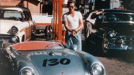 Auf dem Weg zum Rennen. James Dean vor seinem Porsche 550 Spyder, in dem er am 30. September 1955 verunglückte.