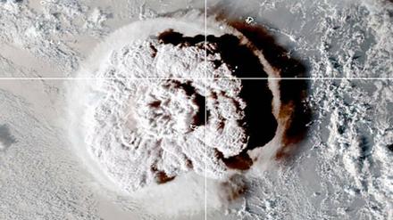Der Ausbruch des Untersee-Vulkans hat riesige Ausmaße. Wie groß die Schäden sind, ist unklar.