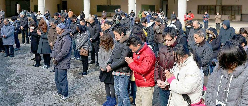 Menschen in Japan gedenken zum Jahrestag der Tsunami-Katastrophe der Opfer. Um 14.46 Uhr Ortszeit gab es eine landesweite Schweigeminute. 