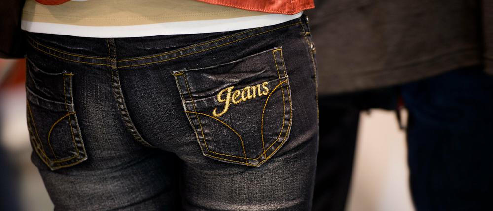 Jeans ja - aber bitte nicht zu eng. Experten warten vor dem Hocken in engen Jeans, was zu Nervenschäden führen kann - so passiert in Australien. 