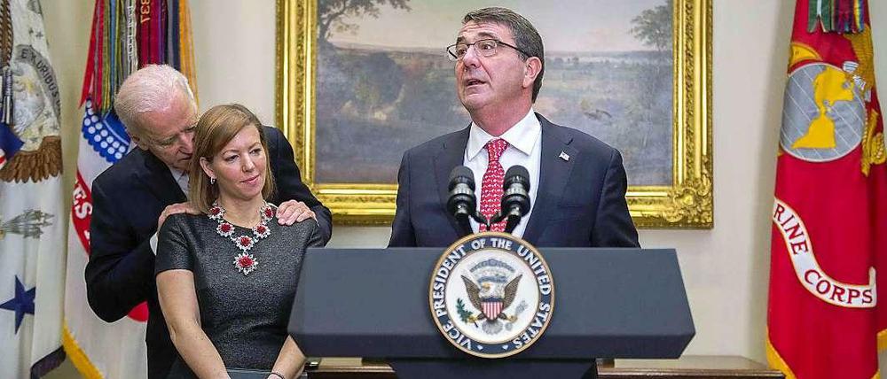 US-Vizepräsident Joe Biden (l) bei der Vereidigungszeremonie des neuen Verteidigungsministers Ashton Carter (r) hinter dessen Ehefrau Stephanie am Dienstag im Pentagon in Washington.