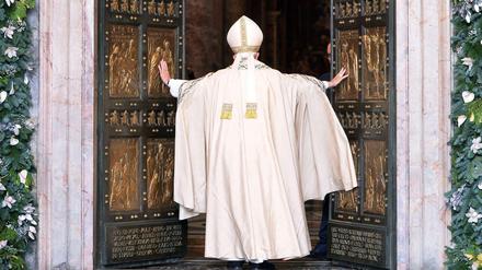 Papst Franziskus öffnet am Dienstag die Heilige Pforte des Petersdoms, die nur in "Heiligen Jahren" aufgetan wird. 