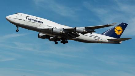 Eine Boeing 747 der Fluggesellschaft Lufthansa im Landeanflug auf den Flughafen Frankfurt.