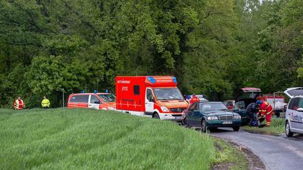 Rettungskräfte stehen am Mittwoch in Straelen (Nordrhein-Westfalen) an der Stelle, wo rund 100 Polizisten das Gelände im Bereich einer Asylunterkunft im Ortsteil Heringen durchgesucht haben. Ein vermisster kleiner Junge ist tot in einem Klärbecken in gefunden worden.