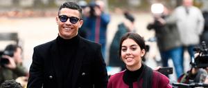 Gut gelaunt präsentierten sich Cristiano Ronaldo und seine Freundin Georgina Rodríguez am Dienstag vor Gericht. 