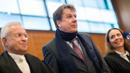 Jörg Kachelmann steht im Gericht zwischen seinen Anwälten Johann Schwenn und Ann Marie Welker.