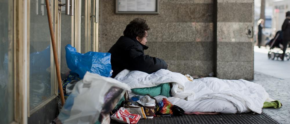 Nicht nur in Osteuropa setzt die klirrende Kälte den Menschen zu. Auch Deutschland ist von der eisigen Temperaturwelle betroffen. So wie dieser Obdachlose in Köln.