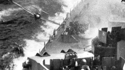 Ein Kamikaze-Flieger versucht bei heftigen Winden seine Maschine auf das Deck eines Schiffs der US-amerikanischen Pazifikflotte zu steuern. Die Verteidiger schießen aus allen Rohren auf die winzige Maschine, die schließlich neben dem Schiff ins Meer stürzt.