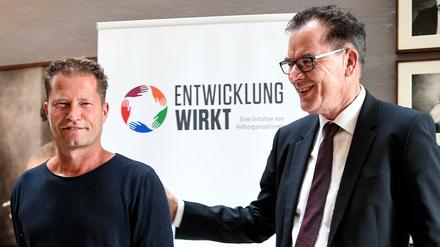 Sind sich einig: Til Schweiger (l), Schauspieler und Regisseur, und Gerd Müller (CSU), Bundesminister für wirtschaftliche Zusammenarbeit und Entwicklung.