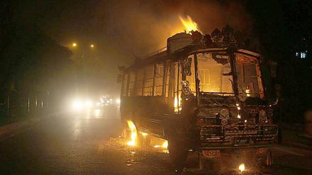 In Karachi zündeten Randalierer Fahrzeuge, Restaurants und Geschäfte an.