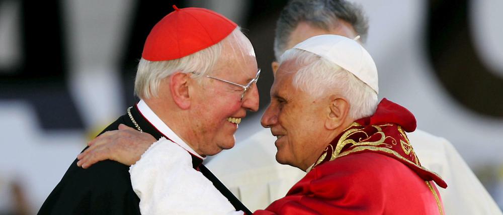 Papst Benedikt XVI. umarmt bei einer Veranstaltung im Jahr 2006 den Erzbischof Friedrich Wetter. 