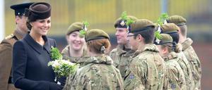 Die schwangere Herzogin Kate verteilt Kleeblätter an Soldaten. 