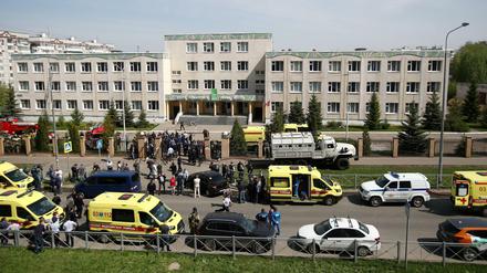 Mindestens in Angreifer hat mehrere Menschen an einer Schule im russischen Kasan erschossen,.