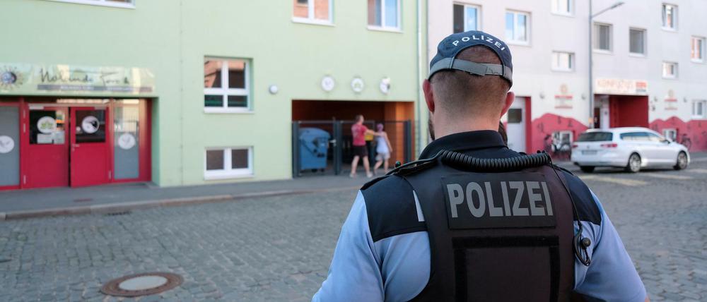 Ein Polizist steht in der Nähe einer Kindertagesstätte in Leipzig.