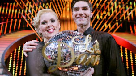 Sängerin Maite Kelly und Tänzer Christian Polanc freuen sich über den Siegerpokal.
