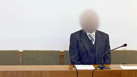 Armin N. am Montag im Landgericht Kempten (Bayern). Der ehemalige Drogenfahnder ist unter anderem wegen des unerlaubten Besitzes von Drogen angeklagt. 