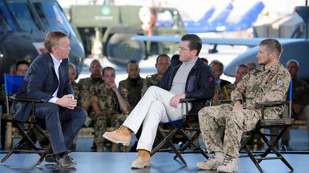 Mitten drin statt nur dabei: Fernsehmoderator Johannes B. Kerner tritt mit Verteidigungsminister Karl-Theodor zu Guttenberg bei einer Talkshow vor den Truppen in Afghanistan an. 