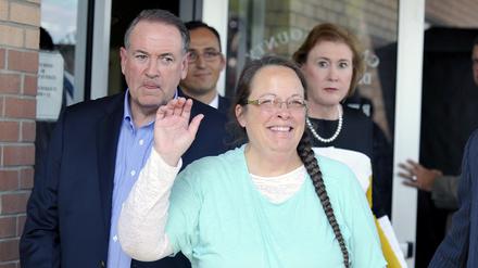 Kim Davis bei ihrer Entlassung auf der Haft am Dienstag, flankiert von Mike Huckabee, einen Politiker der Republikaner. 