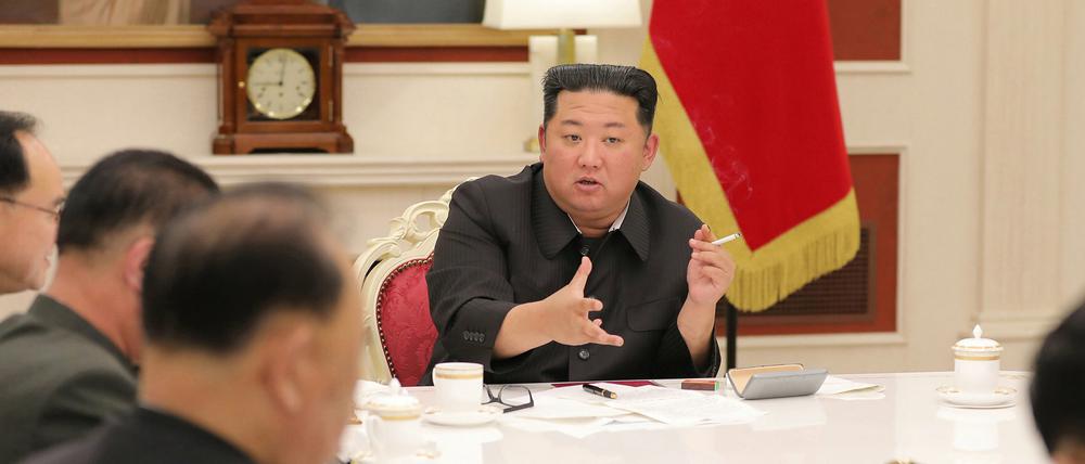 Kim Jong Un, Machthaber von Nordkorea, bei einer Sitzung des Präsidiums des Politbüros des Zentralkomitees der Arbeiterpartei am Sitz des Zentralkomitees in Pjöngjang