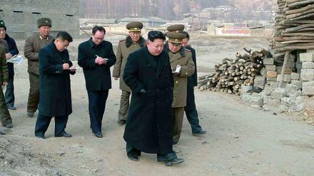 Kim Jong Un, der Machthaber Nordkoreas, mit Beamten bei einem Besuch in der Provinz.