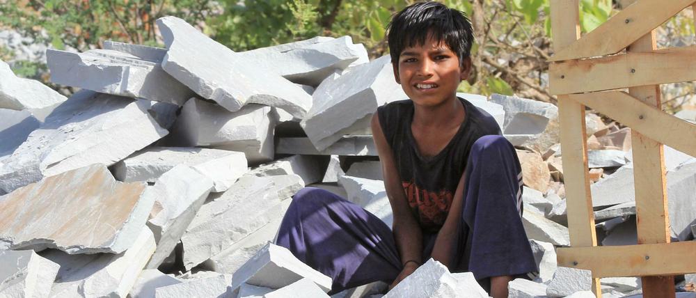 Ein Junge arbeitet in der indischen Provinz Rajasthan in einem Steinbruch.