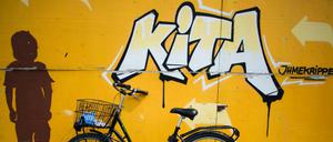 Ein Fahrrad lehnt in Hannover an einer Wand. Was wären moderne Eltern ohne Kindergärten? Früher versorgten Großeltern die Kinder. Heute müssen Erwachsene häufig Kinder und Großeltern pflegen. 