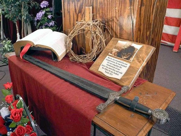 Eine Bibel, ein Dornenkranz und ein Schwert auf dem Altar einer Kirche auf dem Gelände der "Knights Party" des Ku-Klux-Klan.