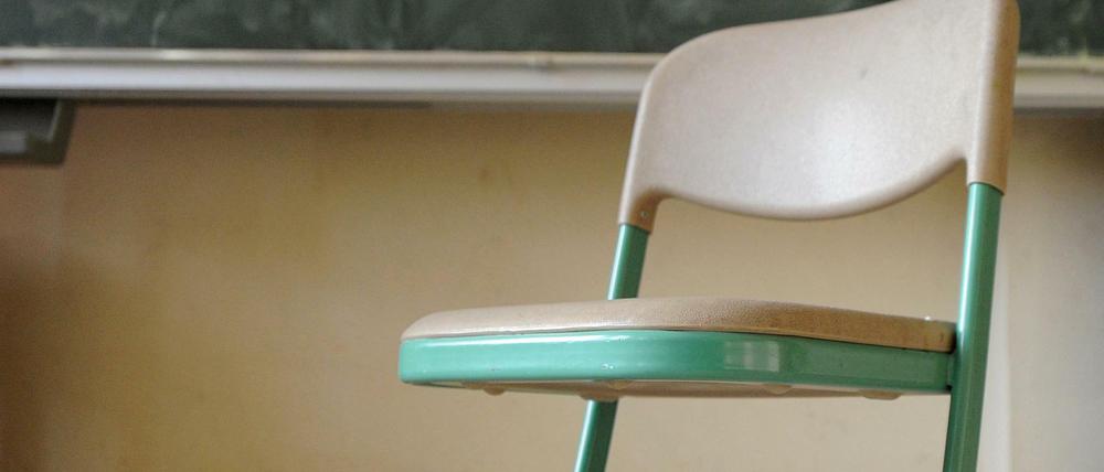 Ein Stuhl in einem Klassenzimmer in Hannover. Das dortige Gericht hat im Fall zweier Schüler entschieden. Dem Klassenkameraden muss ein Schmerzensgeld gezahlt werden. Ein Mitschüler hatte ihm den Stuhl weggezogen. 