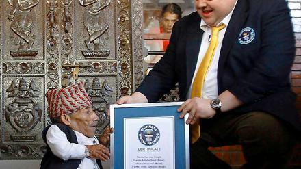 Chandra Bahadur Dangi erhält das Guinness-Weltrekord-Zertifikat.