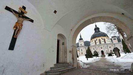 Durch den Eingang zum Kloster Ettal im Landkreis Garmisch-Partenkirchen ist die Kloster- und Pfarrkirche zu sehen. Am 22.01.2015 beginnt in München der Prozess um die Missbrauchfälle. 