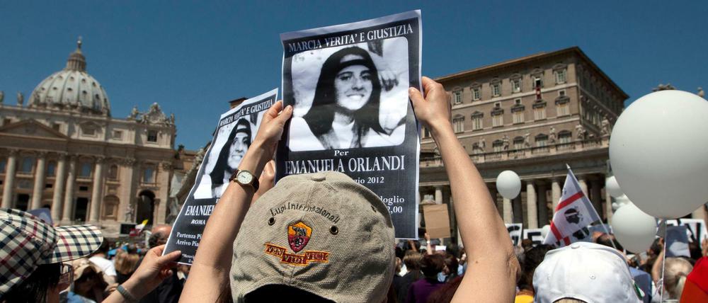Demonstranten halten beim "Marsch für Wahrheit und Gerechtigkeit für Emanuela" auf dem Petersplatz Bilder von der seit 1983 verschwundenen 15-Jährigen hoch.