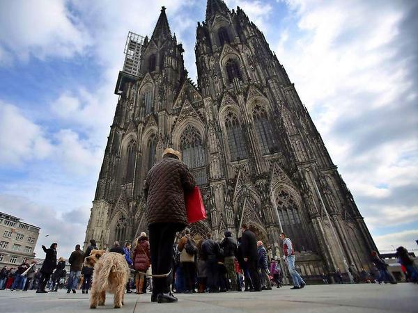 Mit einer landesweiten Schweigeminute gedachte man in NRW der Opfer - wie hier vorm Kölner Dom.